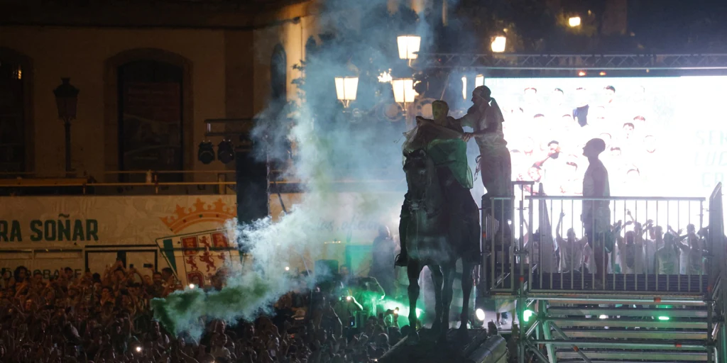 El Córdoba toca el cielo en las Tendillas con un gran baño de masas