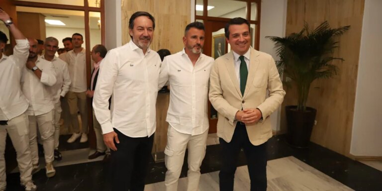 El Córdoba CF realiza su ofrenda a San Rafael y visita el Ayuntamiento tras el ascenso a Segunda