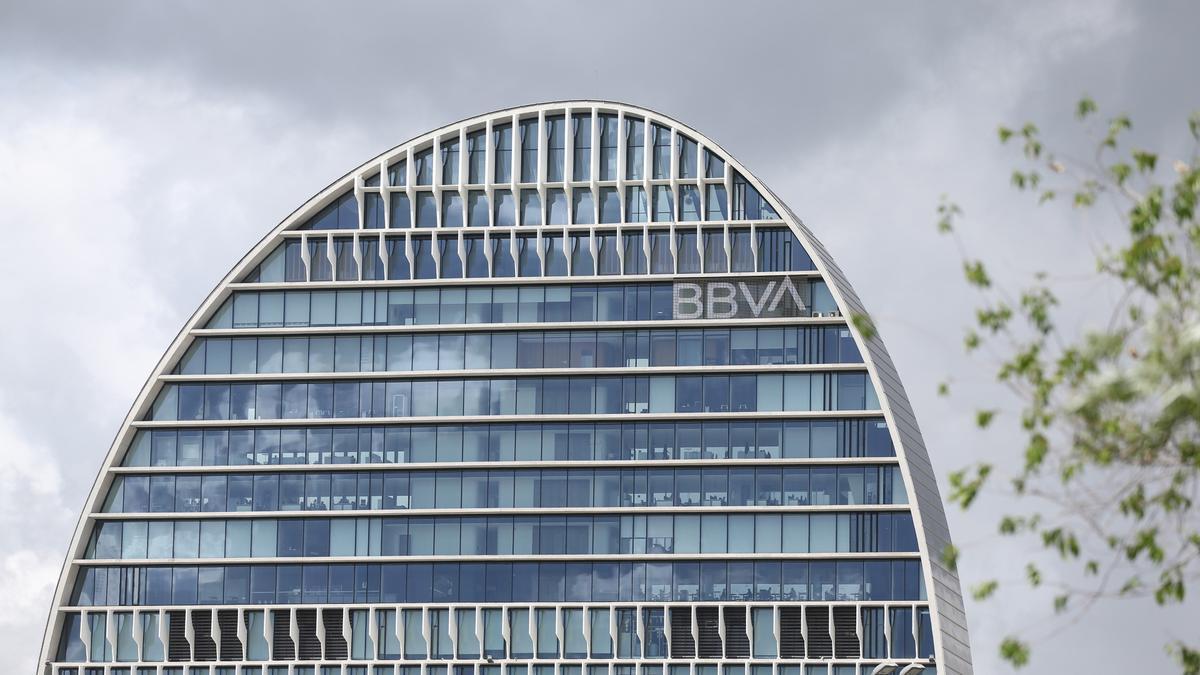 Archivo - Edificio de la sede de BBVA en Madrid, conocido como ‘La Vela’, a 22 de abril de 2021, en Madrid (España).