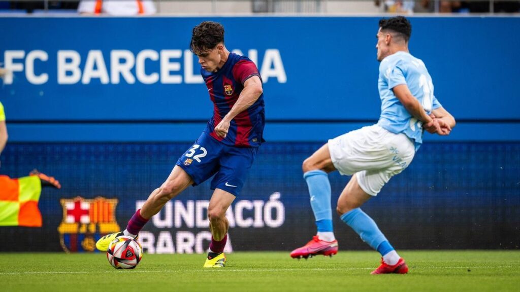 Héctor Fort, en una jugada de ataque del Barça Atlétic ante el Eivissa en el Estadio Joahn Cruyff.