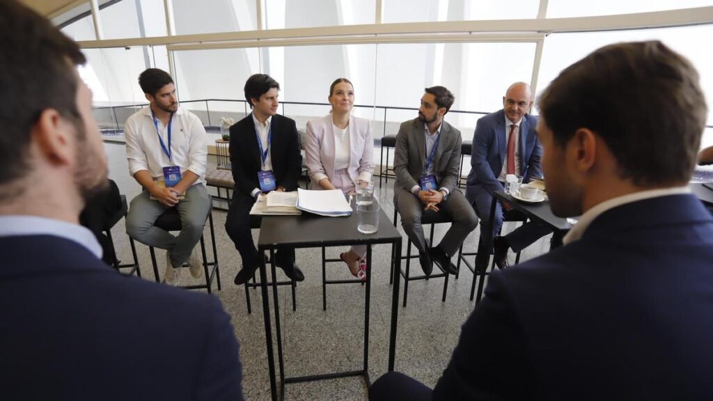 La presidenta Prohens durante la reunión