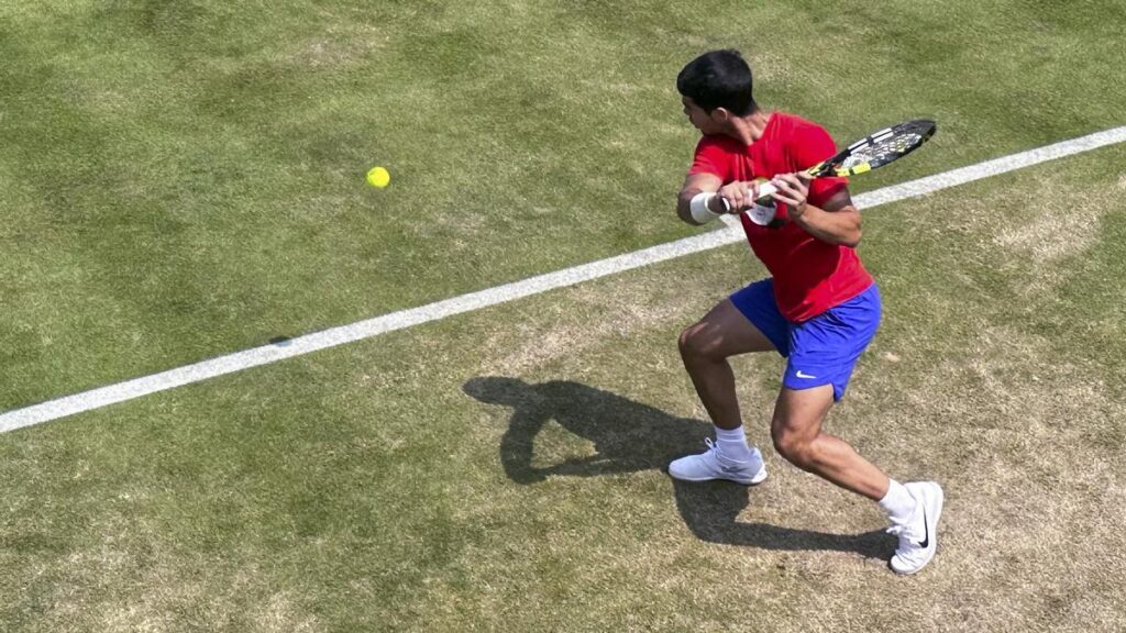 Alcaraz rompe las reglas y se entrena con Cerúndolo, su rival en Queen's
