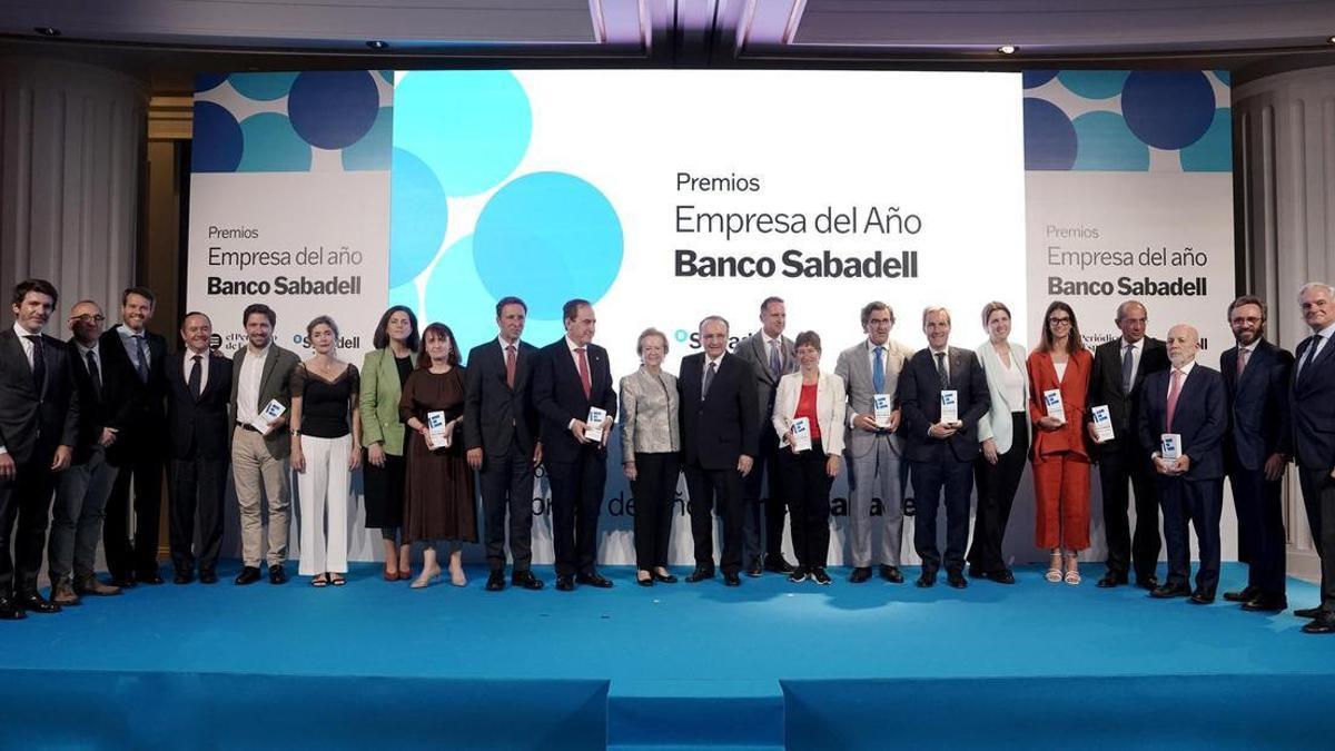 Sergi Guillot, director general de Prensa Ibérica; Ferran Boiza, director de El Periódico de España; Eduardo Currás, director general adjunto del Banco Sabadell; Cristóbal Paredes, director general de Banca Corporativa del Banco Sabadell; Luis Bardají, CEO y Co-founder de Trucksters; Ainhoa Moll, directora editorial de Prensa Ibérica y adjunta a la Presidencia; Paula Zapata, directora de Asuntos Públicos y Relaciones Institucionales de Naturgy; Amparo Brea, directora de Innovación, Sostenibilidad y Experiencia de Cliente de Aena; Carlos Ventura, director general y director de Banca de Empresas y Red de Banco Sabadell; Antonio Huertas, presidente de Mapfre; Arantza Sarasola, vicepresidenta de Prensa Ibérica; Javier Moll, presidente de Prensa Ibérica; Charles de Bonnecorse, director general de Ubico Corporate Mobility; Mónica Martínez Walter, presidenta de GMV; Juan Abarca, presidente de HM Hospitales; Alejandro Oroño, consejero delegado de Ilunion; Mar Perrote, directora de Seguridad, Medioambiente y Calidad de Cepsa; María Martínez, directora de Comunicación de Ecoballution; José Luis González-Besada, director de Comunicación, Sostenibilidad y Relaciones Instituciones de El Corte Inglés; José García-Carrión, presidente de García Carrión; Aitor Moll, consejero delegado de Prensa Ibérica, y Miguel Garrido, vicepresidente de la CEOE y presidente CEIM