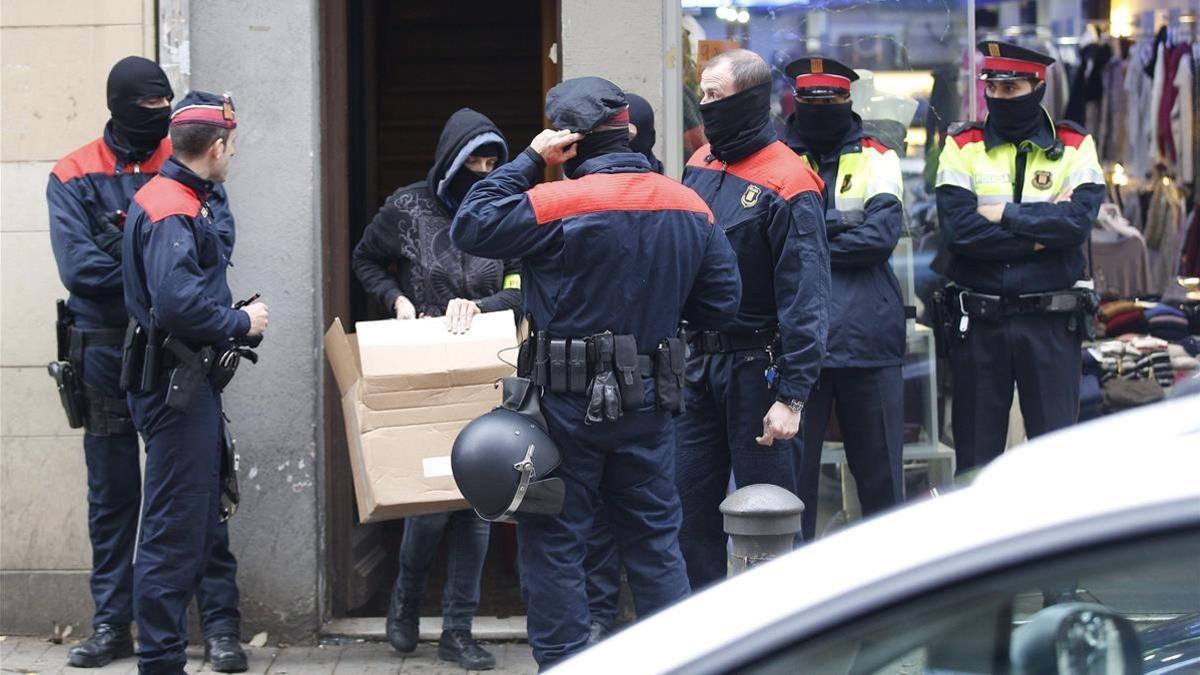 Mossos d'Esquadra durante una operación en la que se se han registrado varios centros okupas  y domicilios particulares.