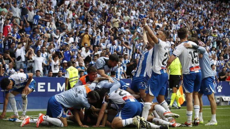 Los jugadores de Espanyol celebran el 2-0 ante el Oviedo.