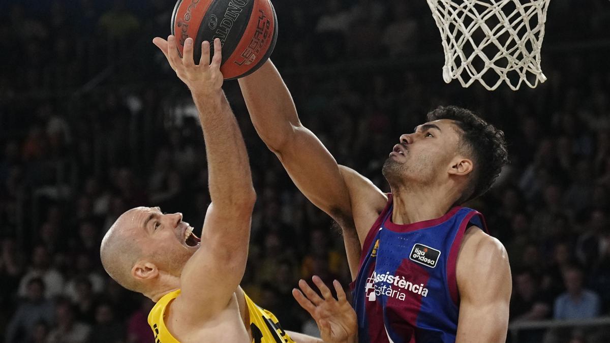 Óscar da Silva intenta impedir una canasta del Tenerife, el domingo en el Palau.