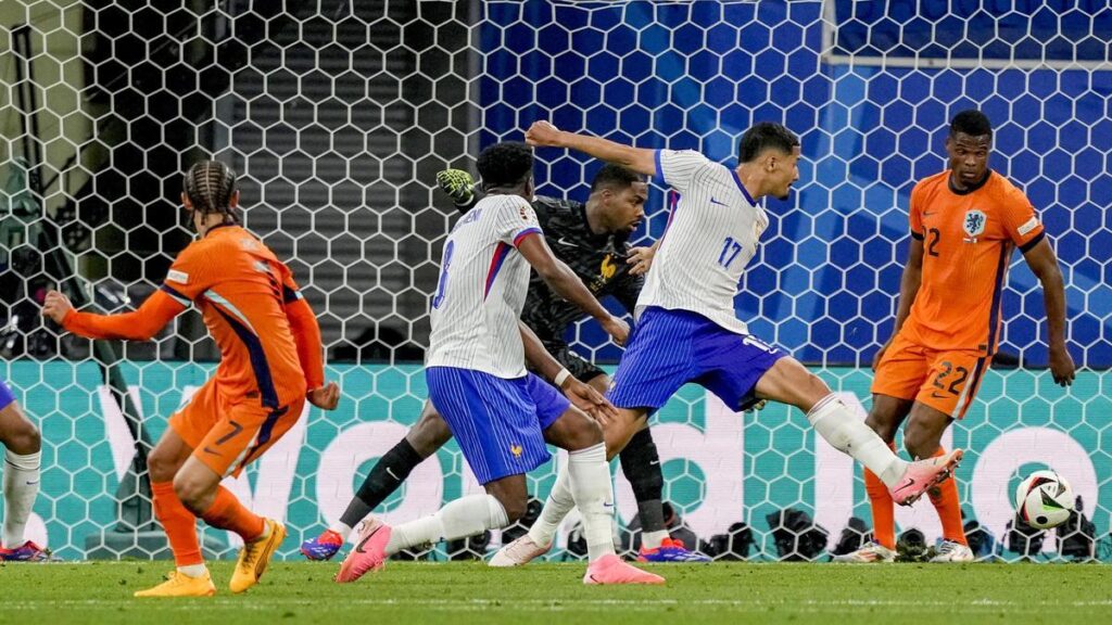 Simons marca para Países Bajos antes de que el árbitro anule el gol.