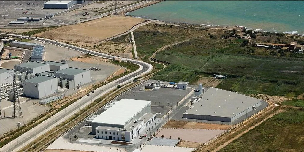 El Gobierno resucita el plan para llevar agua desalada en barcos desde Sagunto a Barcelona este verano por la sequía