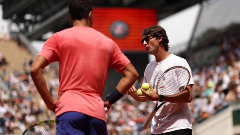 Ferrero, en un entrenamiento con Alcaraz en Roland Garros.