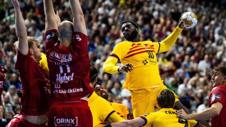 Dika Mem durante el partido de final de Champions contra el Aalborg danés.