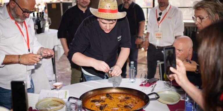 Se inspira en la paella de pollo que hacen en su casa y gana este importante concurso de arroces de Valencia