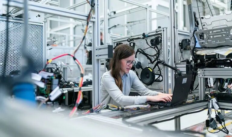 Las mujeres gallegas cobran al año 4.714 euros menos que los hombres