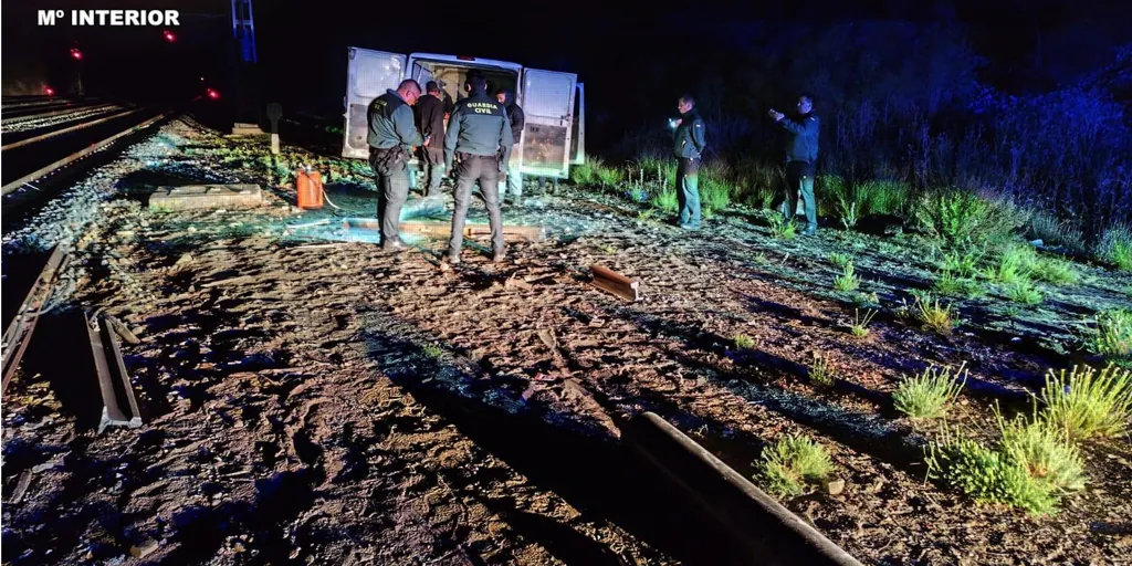 Seis detenidos mientras robaban raíles de tren en la antigua estación de Mingorría (Ávila)