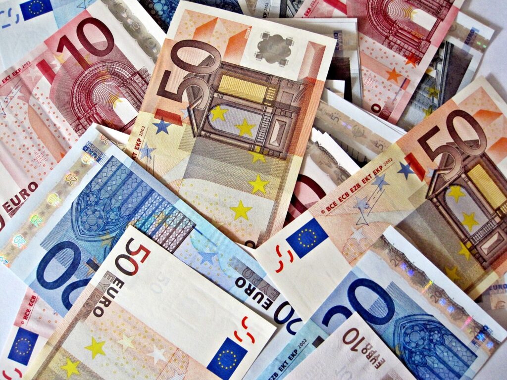 España creció un 0,8% en el primer trimestre, una décima más de lo esperado