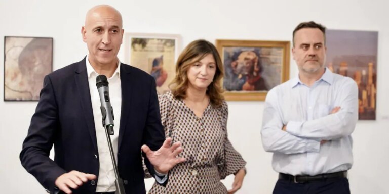 'Arte crónico' reúne en El Albéitar de León obras hechas con papel de La Nueva Crónica de un centenar de artistas