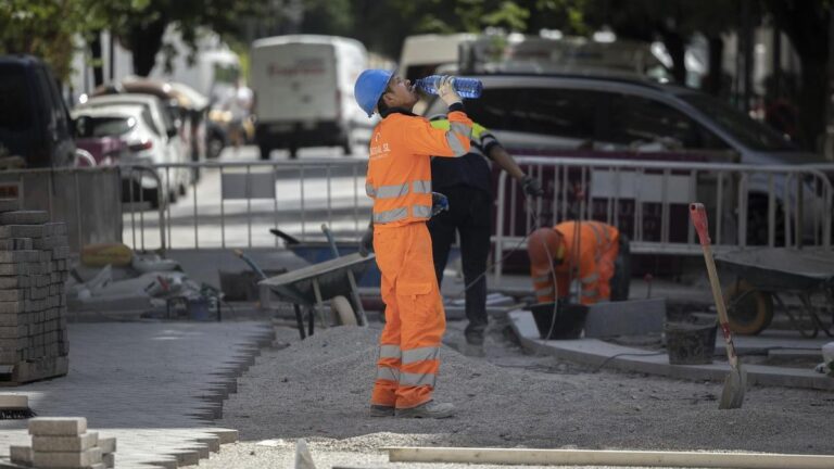 GRAFCVA7286. VALENCIA, 19/07/2022.- Un trabajador de la construcción bebe agua para combatir el calor en una calle del centro de Valencia. La Conselleria de Sanidad ha declarado el nivel de alerta sanitaria por ola de calor alto en municipios de seis comarcas de la Comunitat Valenciana. EFE/Biel Aliño