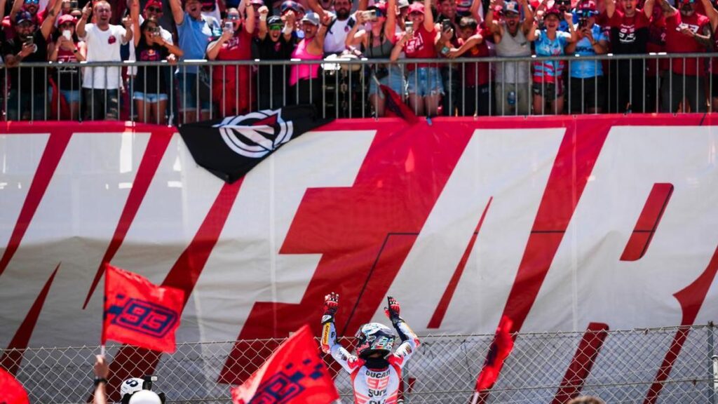 Marc Márquez celebrando el resultado de la carrera frente a su grada 'WE ARE 93'.