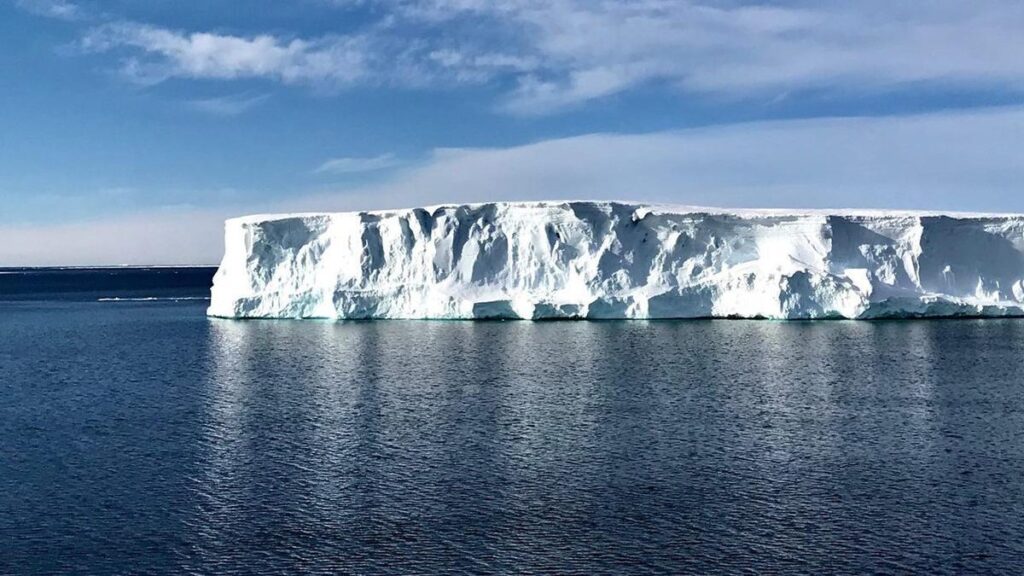 Frente de hielo en la costa antártica