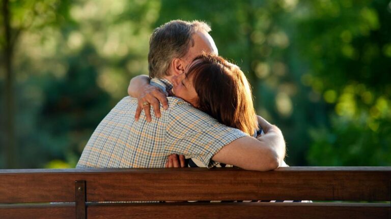 Una parejahttps://www.epe.es/es/activos/20231010/simulador-jubilacion-seguridad-social-mejor-evg-93192753 se abraza en un parque.