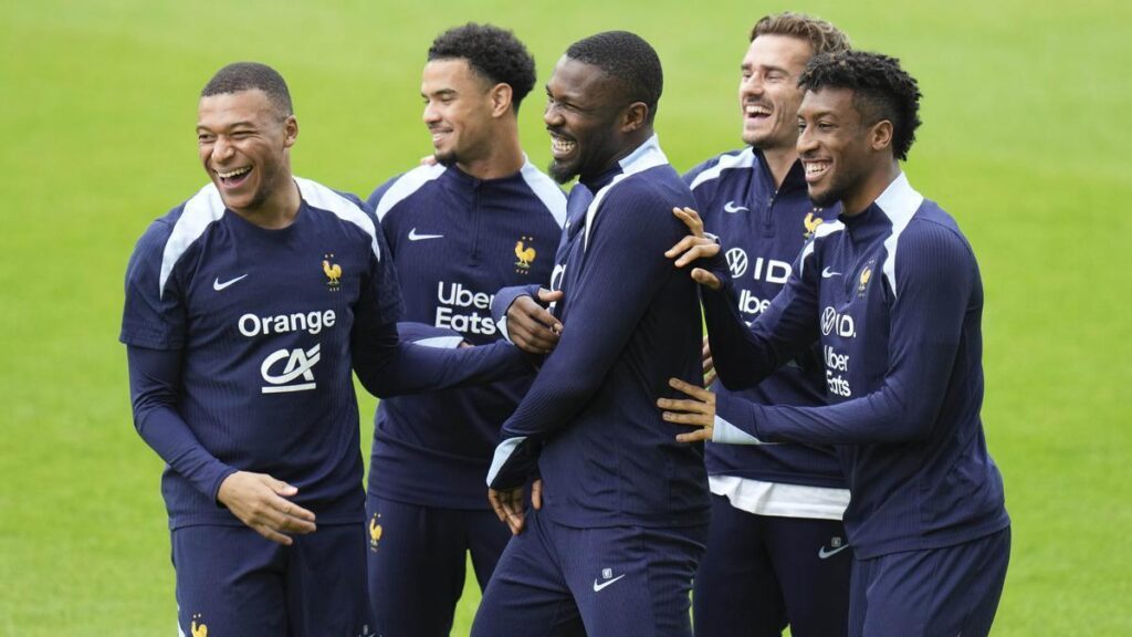 Kylian Mbappe, Marcus Thuram, Warren Zaire-Emery, Antoine Griezmann y Kingsley Coman, durante un entrenamiento de la selección francesa en Paderborn (Alemania), previo a su debut contra Austria en la Eurocopa.