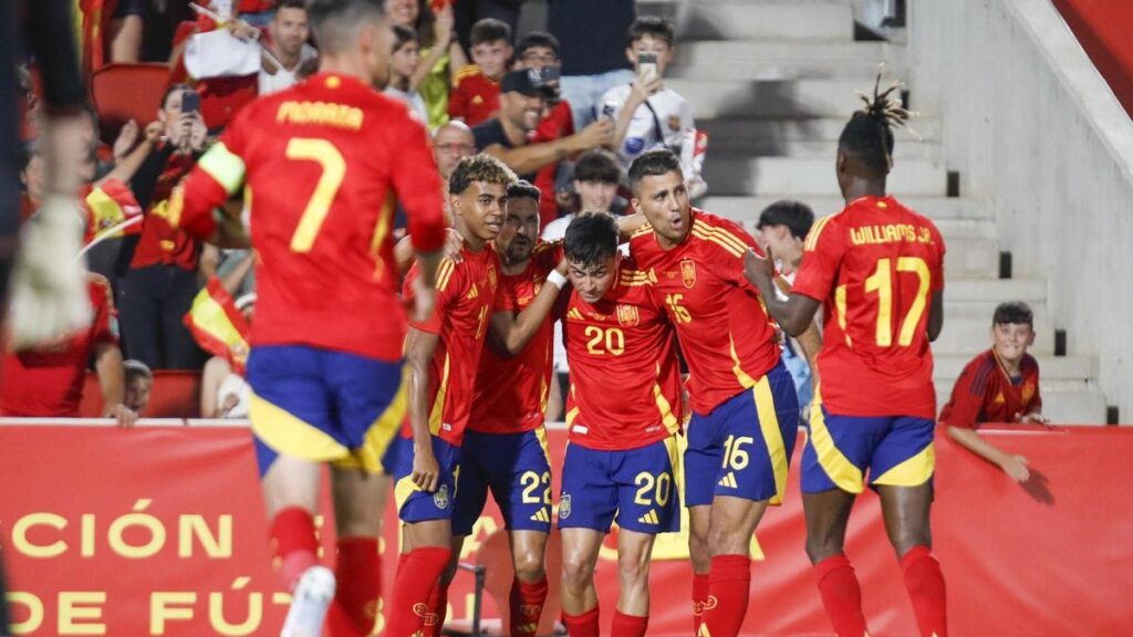 Los jugadores de la selección española festejan el 1-0 marcado por Pedri a Irlanda del Norte en Mallorca.