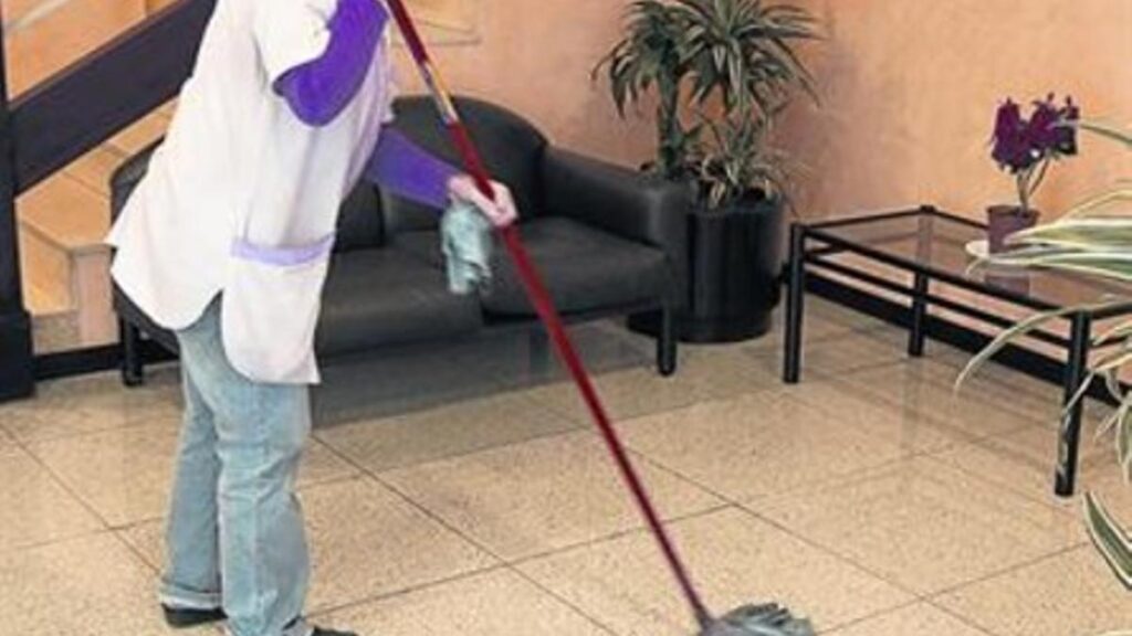 Empleada del hogar durante una jornada laboral.