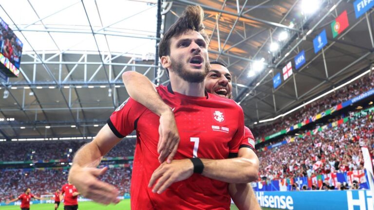 Kvaratshkelia, frente a la hinchada de Georgia tras marcar el 1-0 a Portugal.