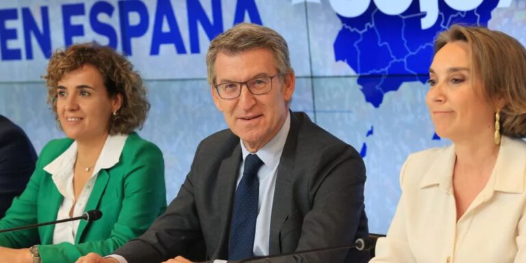 Feijóo pone en alerta a sus barones para que «mantengan la maquinaria engrasada» ante un posible adelanto electoral
