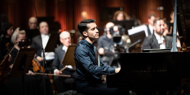 «La Real Orquesta Sinfónica de Sevilla debe apostar por el público joven, pero también por el adulto»
