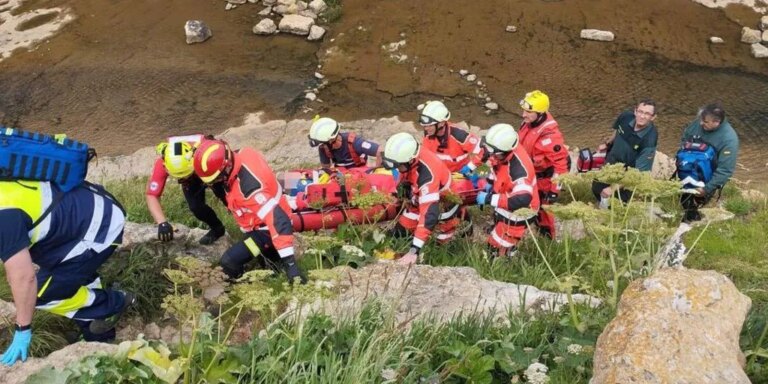 Evacuado en helicóptero un hombre que presentaba un traumatismo craneal tras caer por un acantilado en Cantabria