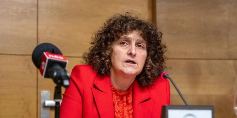 La alcaldesa de Santiago pide al PSOE «responsabilidad» sobre su abstención en la votación de la ordenanza de las VUT