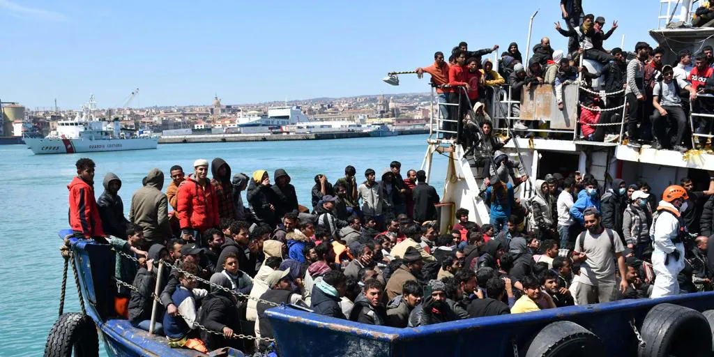 Asciende a 34 el balance de muertos en el naufragio de una embarcación con decenas de inmigrantes en Italia