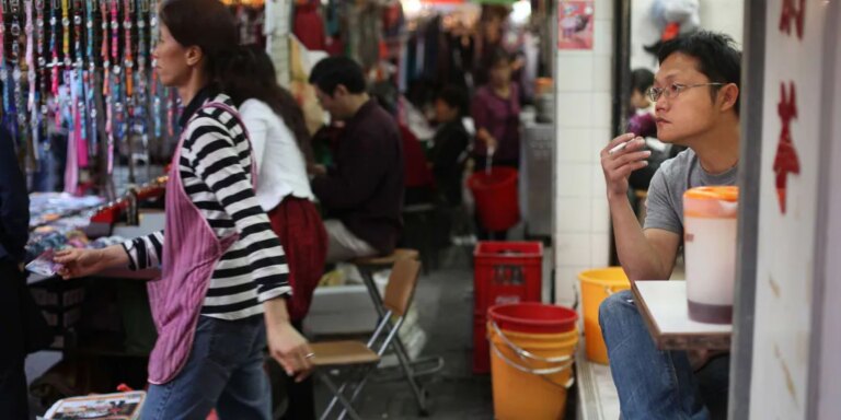 Hong Kong anuncia la prohibición total de cigarrillos electrónicos con penas de siete años de prisión y multas millonarias