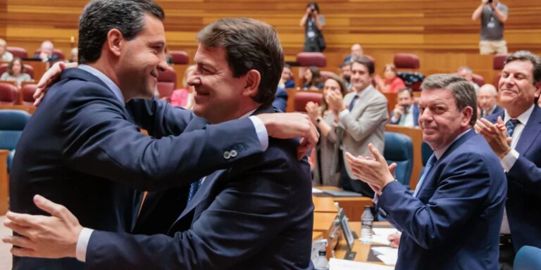 Raúl de la Hoz dice adiós a las Cortes de Castilla y León entre aplausos y lágrimas