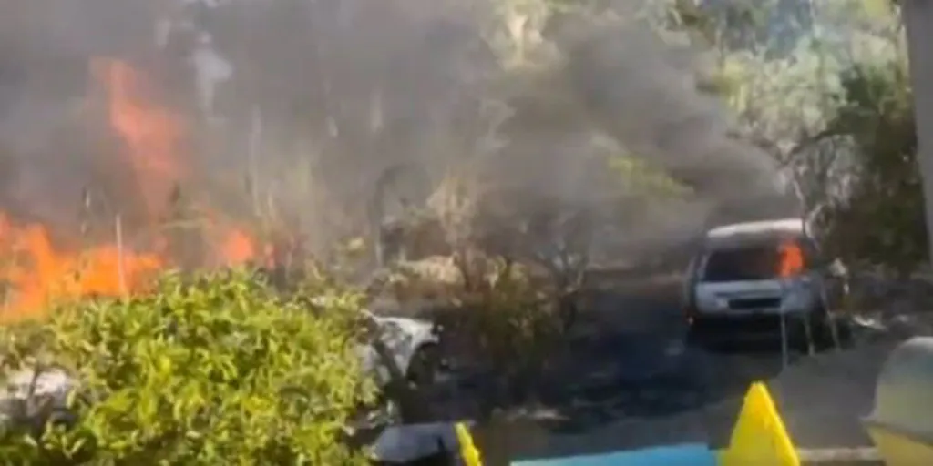 Un fuego en dos vehículos provoca un incendio en un paraje de Málaga