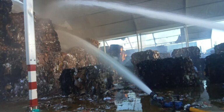 Incendio en una planta de reciclaje en Dos Hermanas