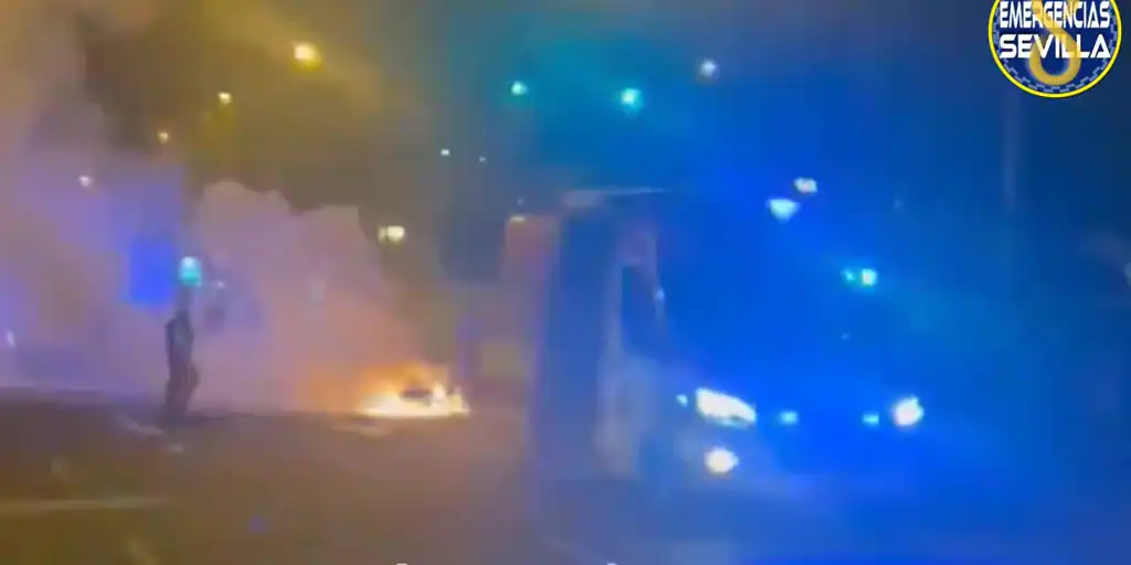Un motorista colisiona contra un turismo en Sevilla y es trasladado a un hospital