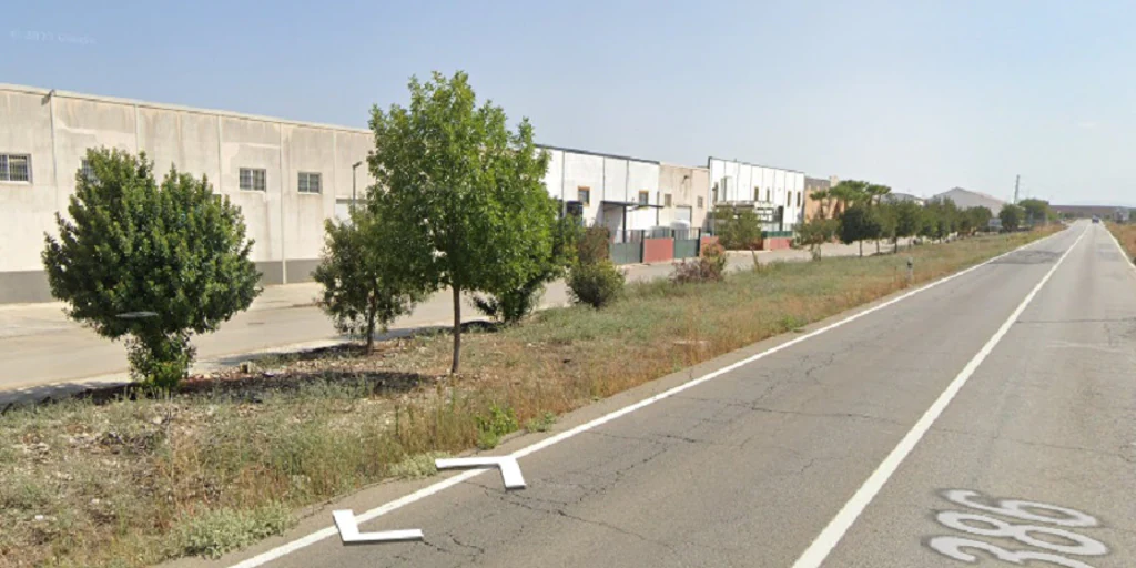Bomberos trabajan en la extinción de un incendio en una nave de Santaella