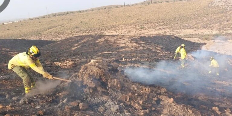 El incendio de Níjar está controlado tras afectar a 1.800 hectáreas de superficie de espartales