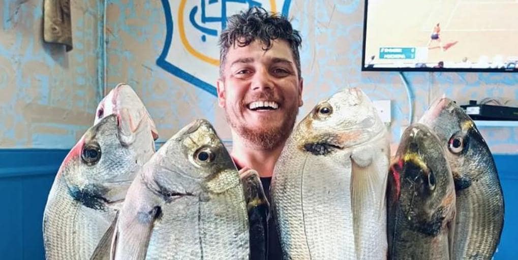 El influencer de la pesca de Huelva que cumple diez años en su negocio