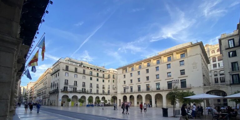 Juzgan al cliente de un hotel de Alicante acusado de violar a otra huésped tras subir a su habitación