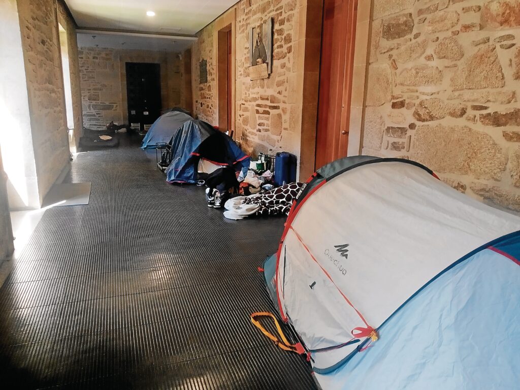 Unos okupas propalestinos ponen en jaque la convivencia en la Universidade de Santiago