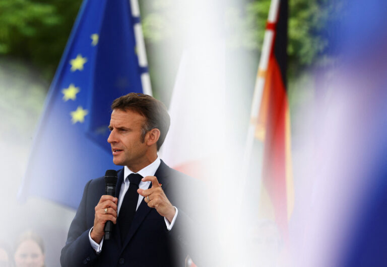 Los inversores huyen de la bolsa francesa, que arrastra al resto de Europa en su caída