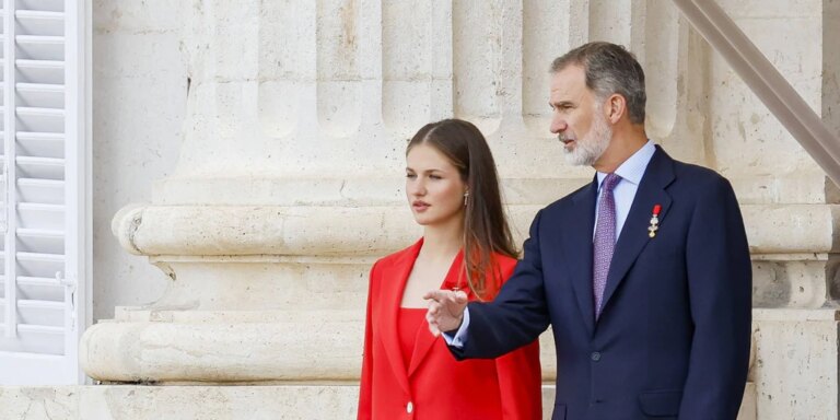 El traje rojo de la Princesa Leonor para celebrar el décimo aniversario de la coronación de los Reyes