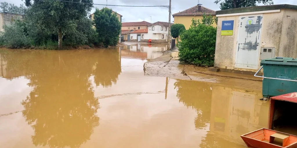 Las abundantes lluvias desbordan un arroyo y provocan inundaciones en la provincia de Zamora