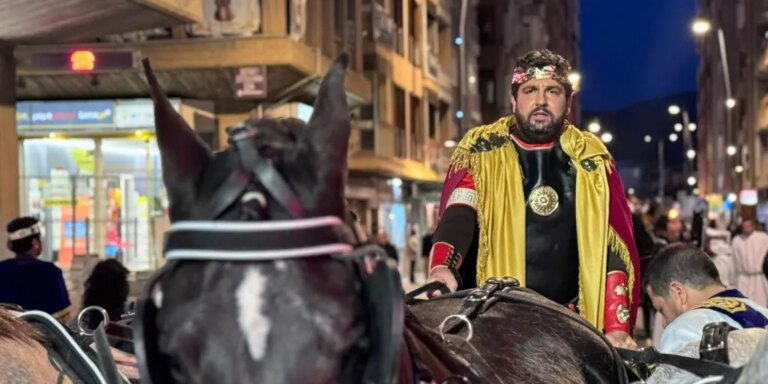 López Miras se convierte en emperador romano para una carrera de cuadrigas en Lorca