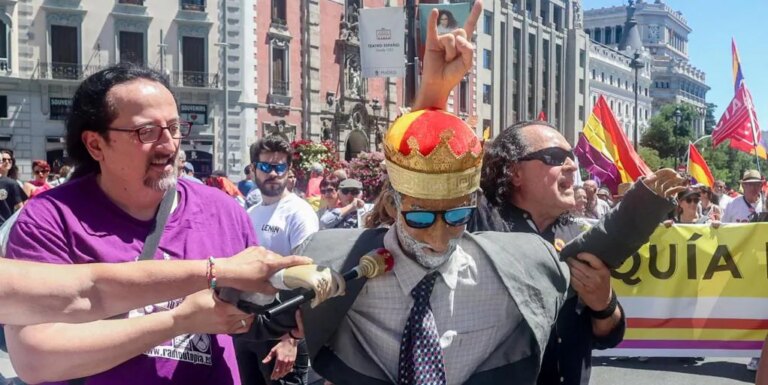 Un muñeco del Rey Felipe VI, manteado con una bandera republicana en una manifestación contra la monarquía