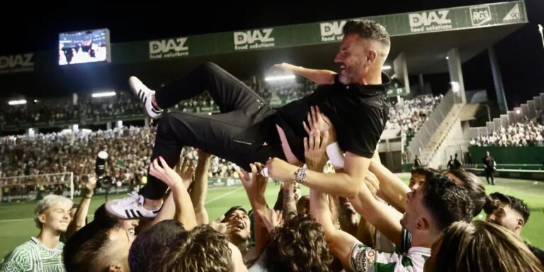 la plantilla del Córdoba manteó a Monterrubio, CEO de club, y al técnico, Iván Ania