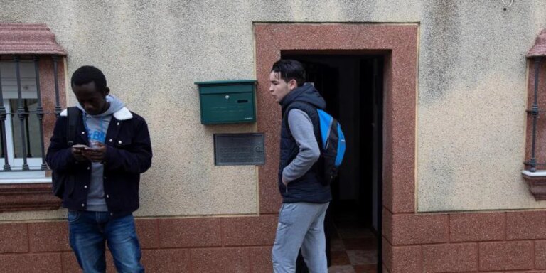 Andalucía reprocha los fallos de gestión con los menores inmigrantes por el «boicot entre ministros de PSOE y Sumar»