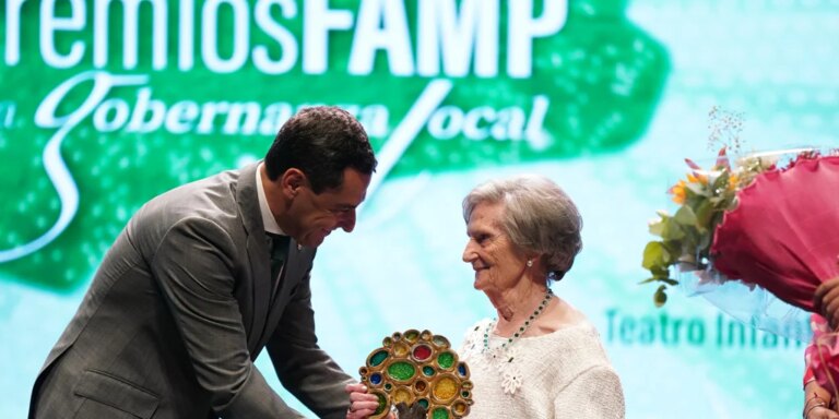 Juanma Moreno defiende el compromiso de la Junta con el municipalismo y reivindica una reforma de la financiación local y autonómica
